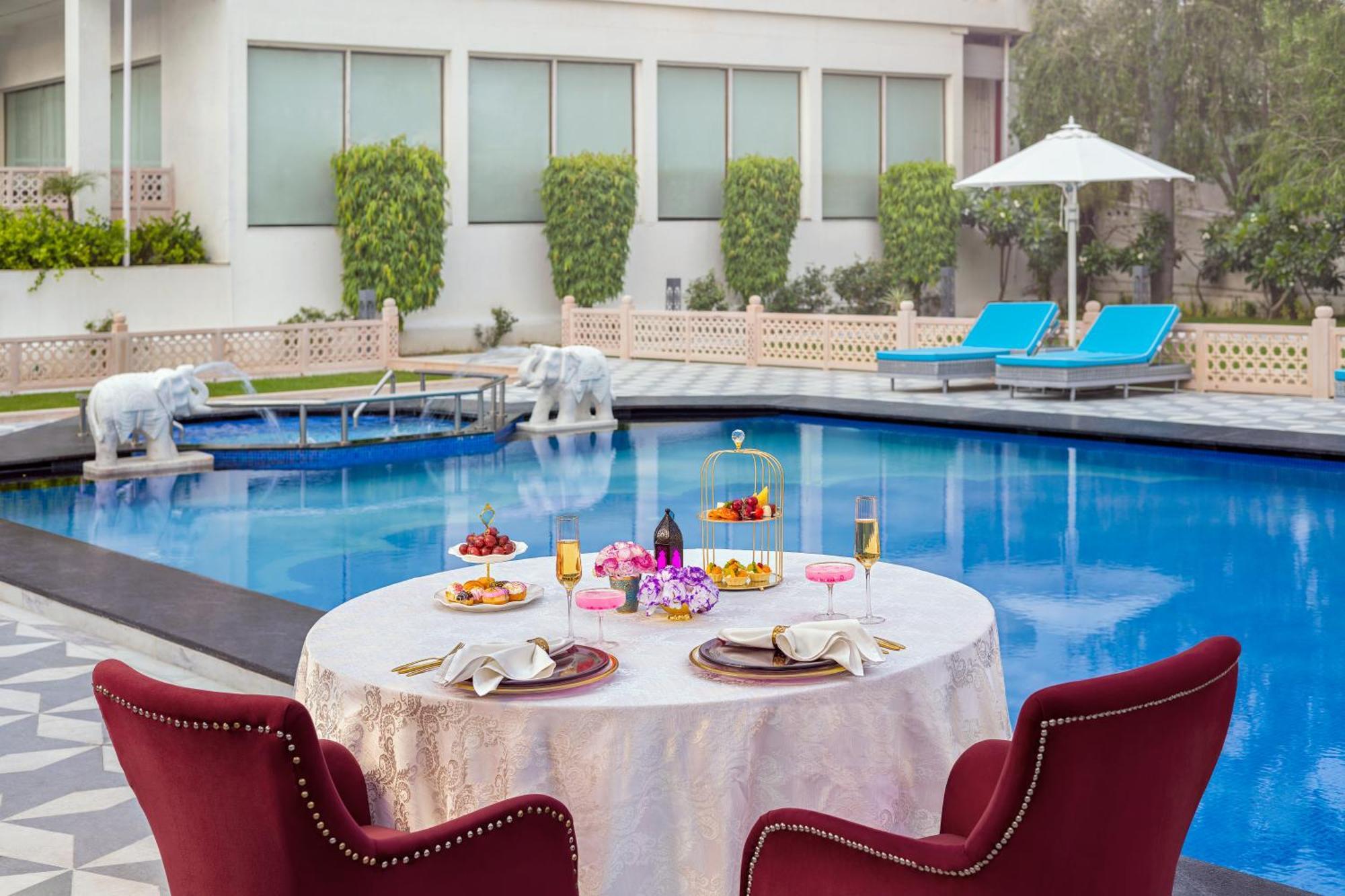 Tajview, Agra-Ihcl Seleqtions Hotel Agra  Kültér fotó Poolside at The Leela Palace, New Delhi