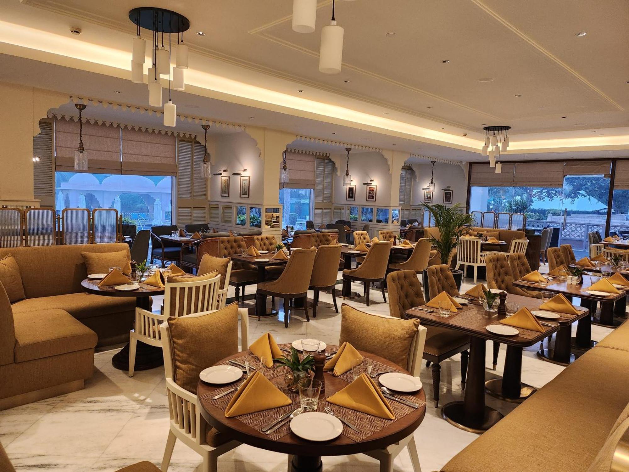 Tajview, Agra-Ihcl Seleqtions Hotel Agra  Kültér fotó The restaurant at the hotel